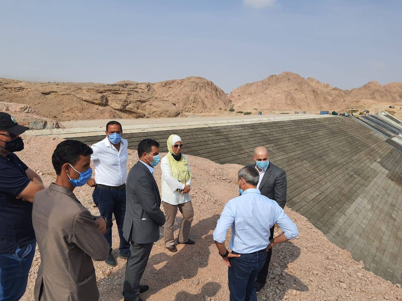 وزير المياه والري يتفقد عدد من المشاريع التنموية في وادي عربة 