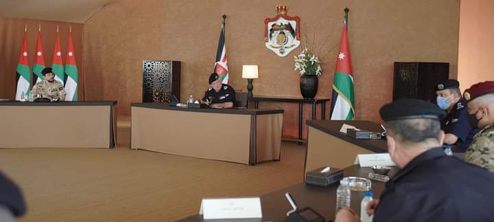 الملك يشيد بالجهود التي بذلتها الأجهزة الأمنية في ملاحقة المطلوبين وخاصة ما يتعلق بجريمة الزرقاء والحملة الأمنية المتواصلة