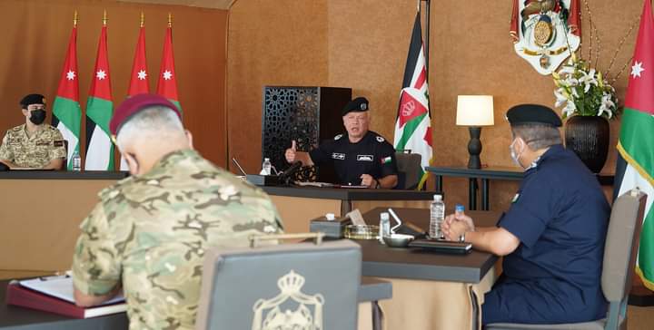 الملك يشيد بالجهود التي بذلتها الأجهزة الأمنية في ملاحقة المطلوبين وخاصة ما يتعلق بجريمة الزرقاء والحملة الأمنية المتواصلة