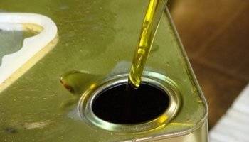 الغذاء والدواء تضبط (٢٠٠) تنكة زيت زيتون مغشوش و تحبط محاولة تعبئة (٨٥٠)  تنكة فارغة بالزيت المغشوش في اربد