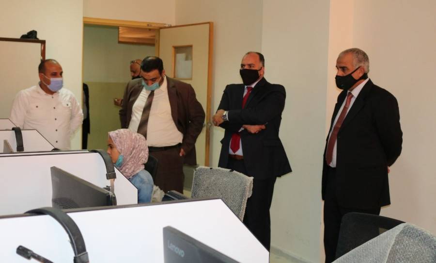 رئيس جامعة الحسين بن طلال يتفقد قاعات امتحانات المستوى للطلبة الجدد