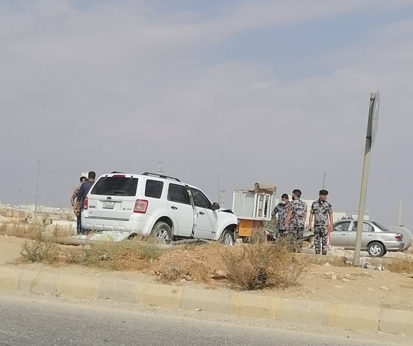 حادث تصادم بين مركبتين قرب مستشفى النسائية والأطفال  المفرق