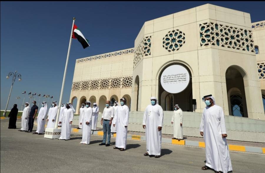 مسرح شاطئ الراحة المعلم الثقافي الاشهر يرفع علم دولة الإمارات خفاقاً يرفرف بشموخ العز والفخر