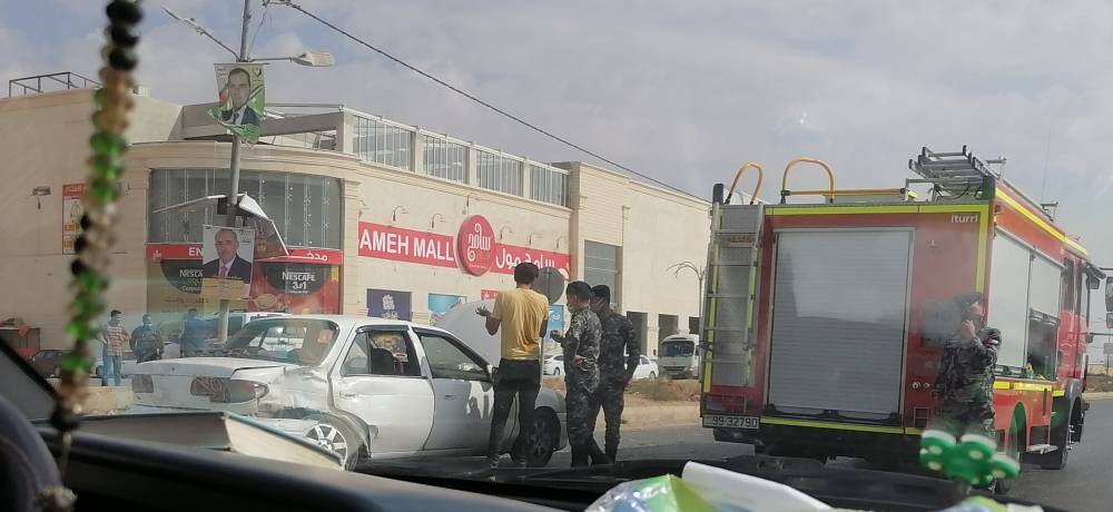 حادث تصادم بين مركبتين قرب مستشفى النسائية والأطفال / المفرق 