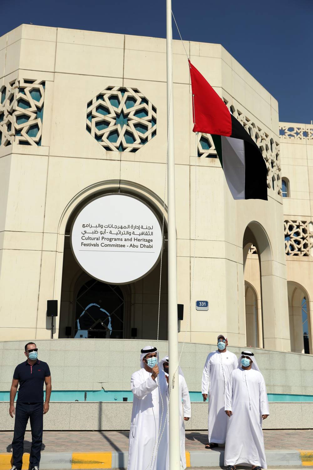 مسرح شاطئ الراحة المعلم الثقافي الاشهر يرفع علم دولة الإمارات خفاقاً يرفرف بشموخ العز والفخر