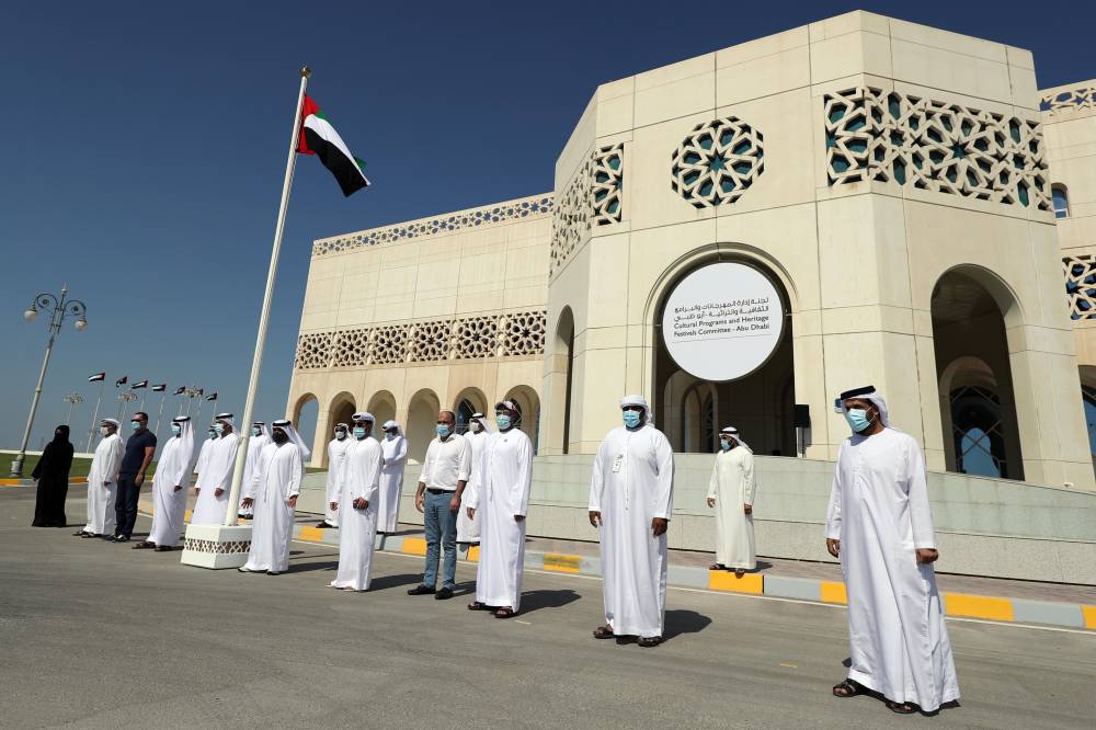 مسرح شاطئ الراحة المعلم الثقافي الاشهر يرفع علم دولة الإمارات خفاقاً يرفرف بشموخ العز والفخر