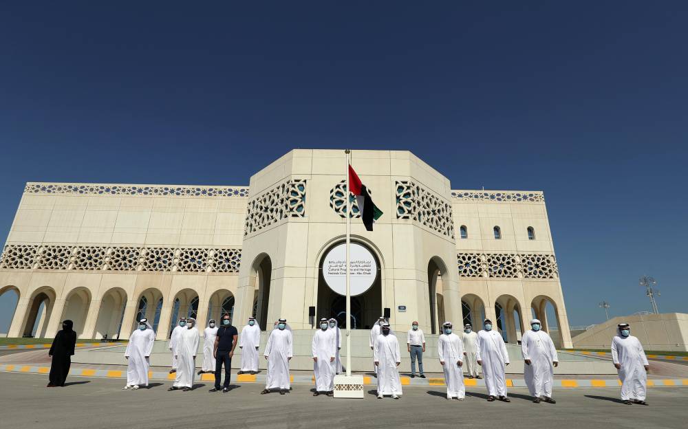 مسرح شاطئ الراحة المعلم الثقافي الاشهر يرفع علم دولة الإمارات خفاقاً يرفرف بشموخ العز والفخر