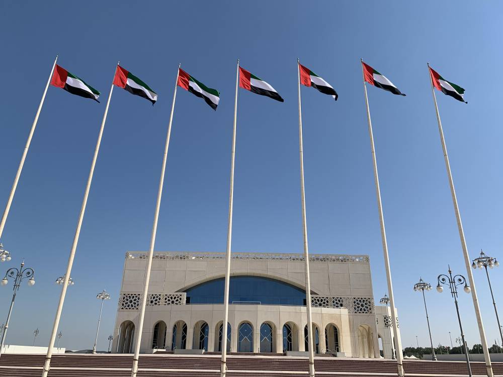 مسرح شاطئ الراحة المعلم الثقافي الاشهر يرفع علم دولة الإمارات خفاقاً يرفرف بشموخ العز والفخر