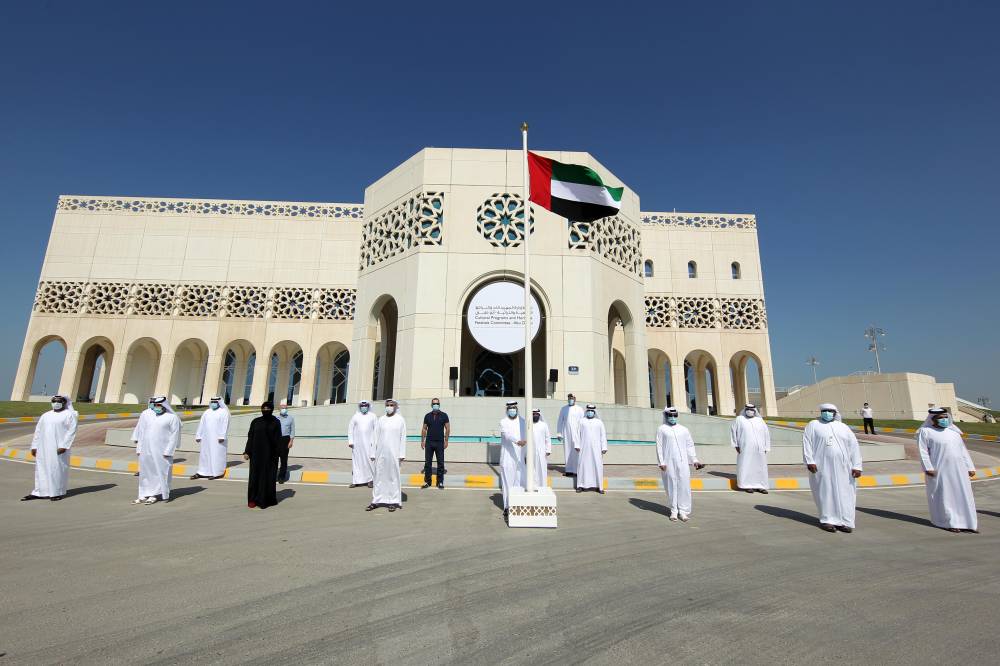 مسرح شاطئ الراحة المعلم الثقافي الاشهر يرفع علم دولة الإمارات خفاقاً يرفرف بشموخ العز والفخر