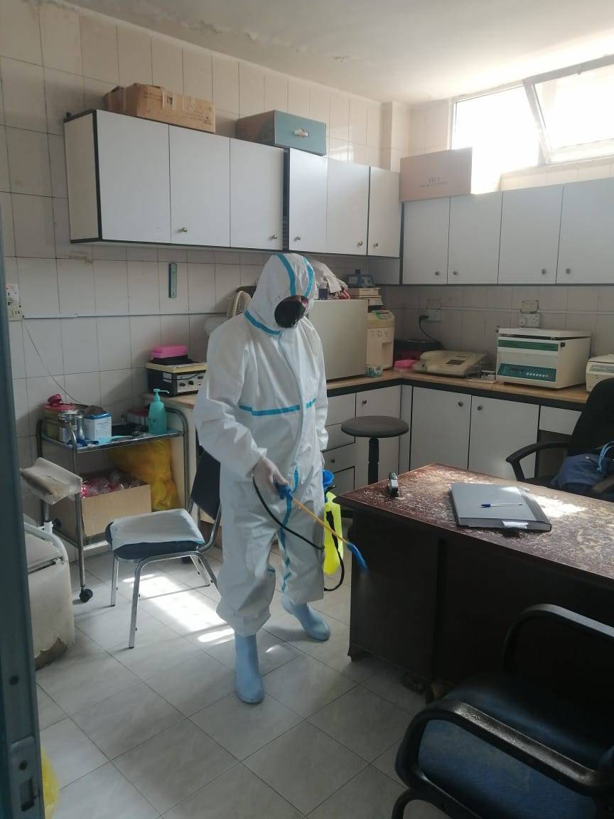 تعقيم مركز صحي مخيم مادبا .. صور 