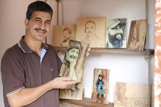 شاب أردني ينحت قصة نجاحه على الخشب 