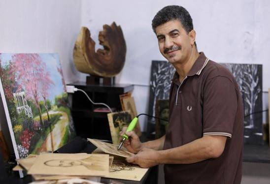شاب أردني ينحت قصة نجاحه على الخشب 