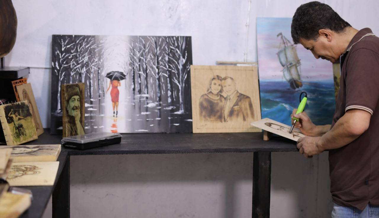 شاب أردني ينحت قصة نجاحه على الخشب 