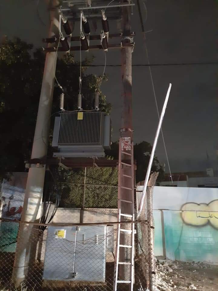 لوحة انتخابية لمرشح تفصل التيار الكهربائي عن اجزاء من الصريح  