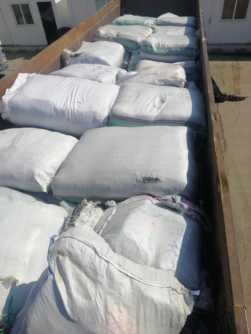 الجمارك تضبط شاحنة محملة بالالبسة