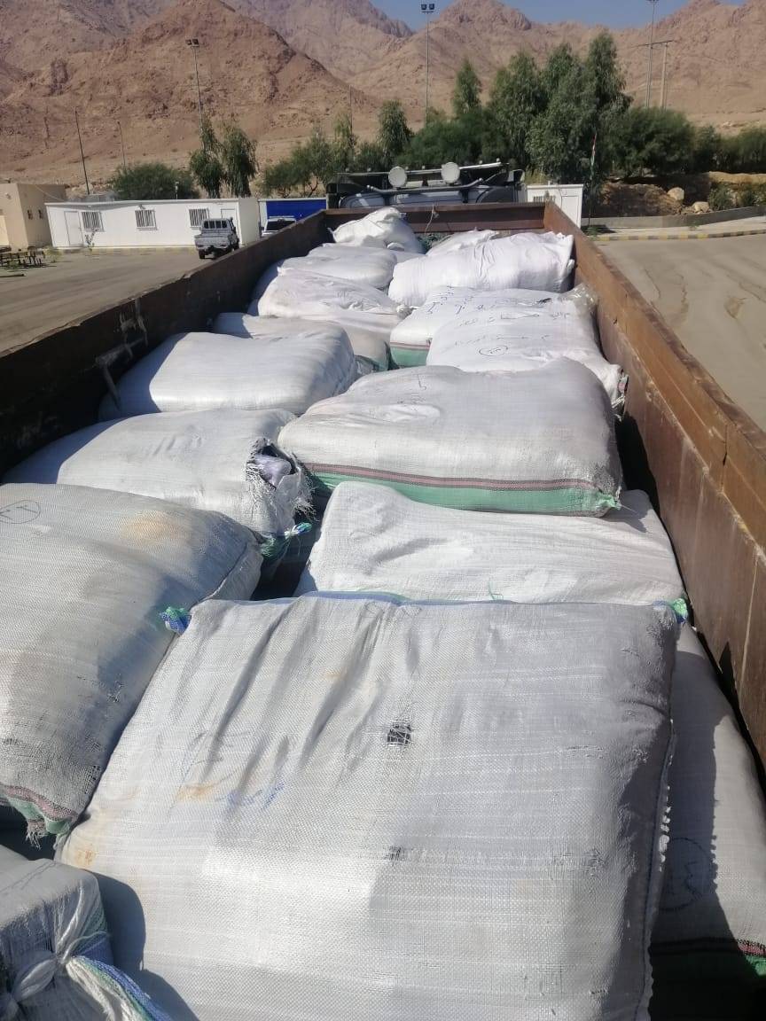 الجمارك تضبط شاحنة محملة بالالبسة