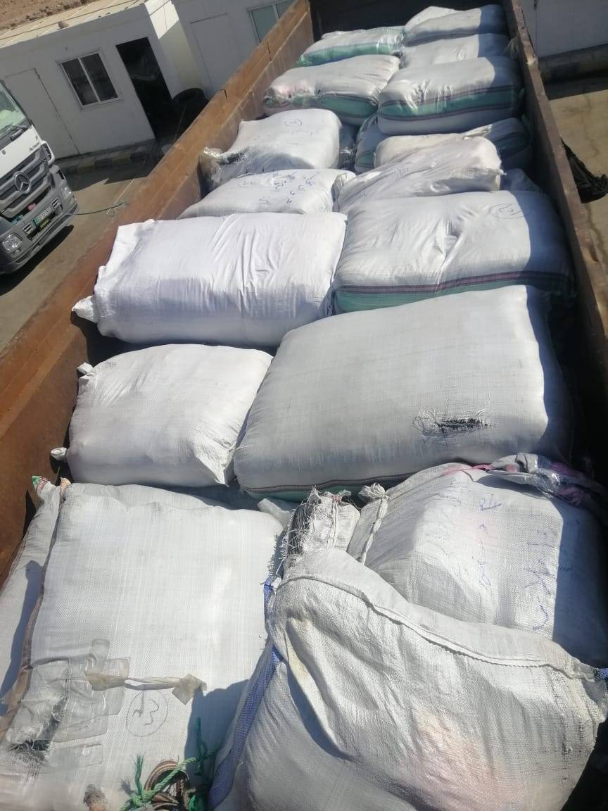 الجمارك تضبط شاحنة محملة بالالبسة