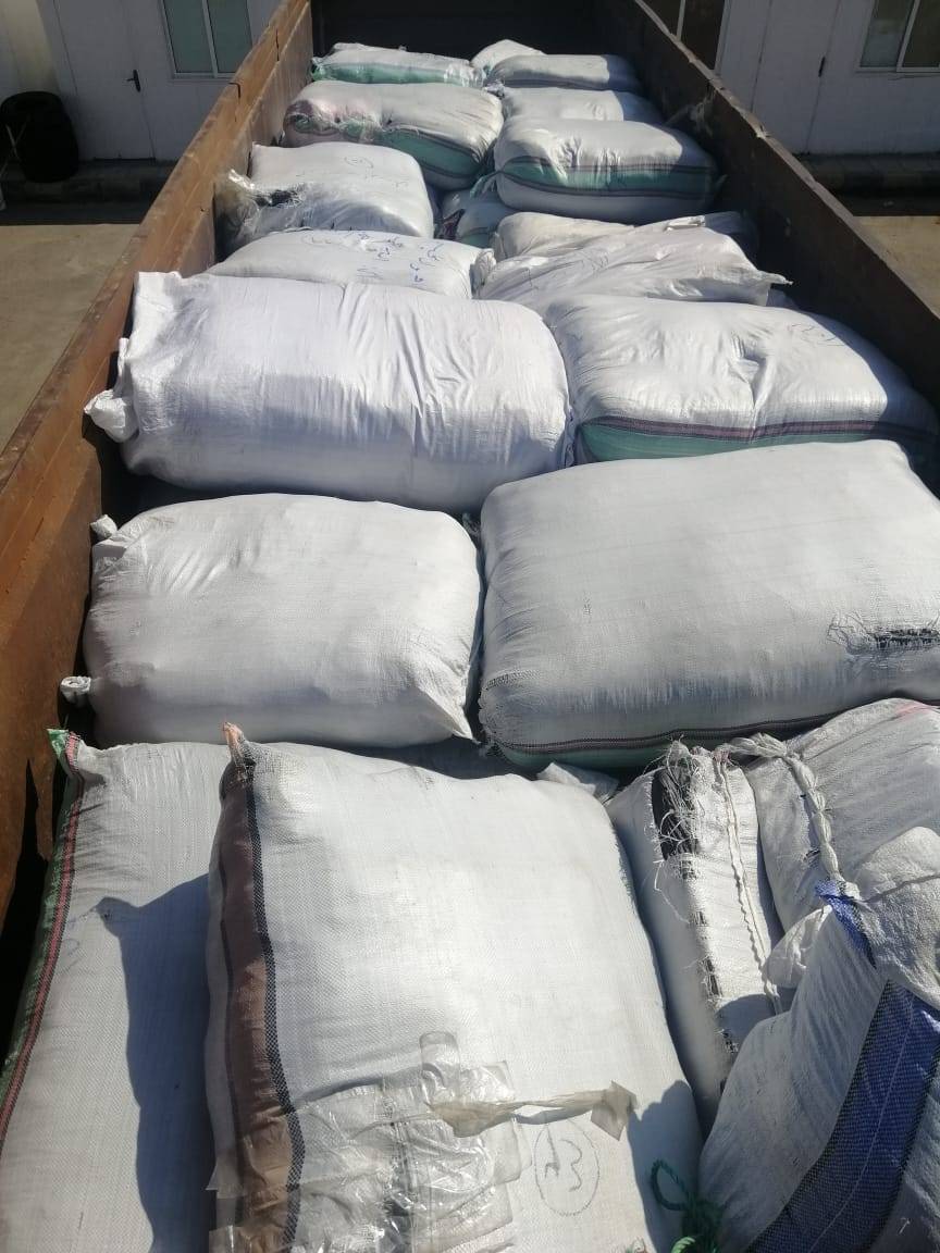 الجمارك تضبط شاحنة محملة بالالبسة