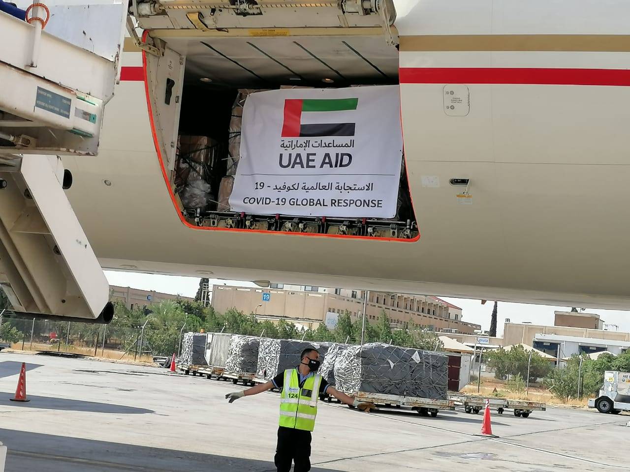 وصول طائرة مساعدات طبية مقدمة من الإمارات إلى الأردن 