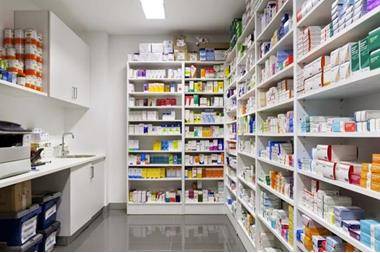 السماح للصيدليات بتوصيل الدواء للحالات الطارئة والضرورية خلال الحظر