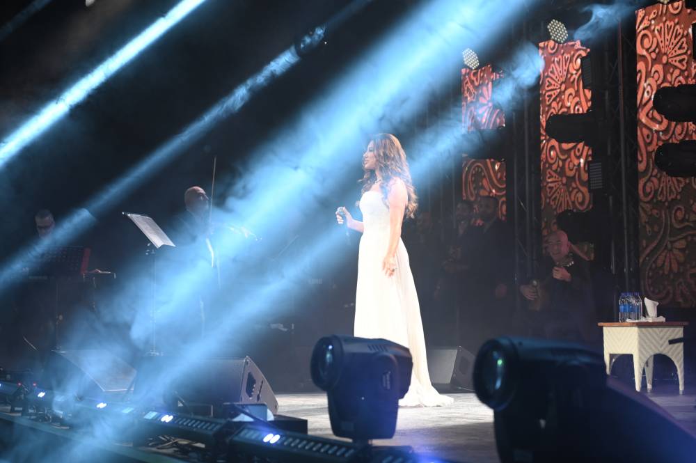 بالصور .. نجوى كرم تشعل أجواء أولى حفلاتها في دبي بعد كورونا
