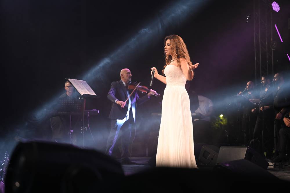 بالصور .. نجوى كرم تشعل أجواء أولى حفلاتها في دبي بعد كورونا