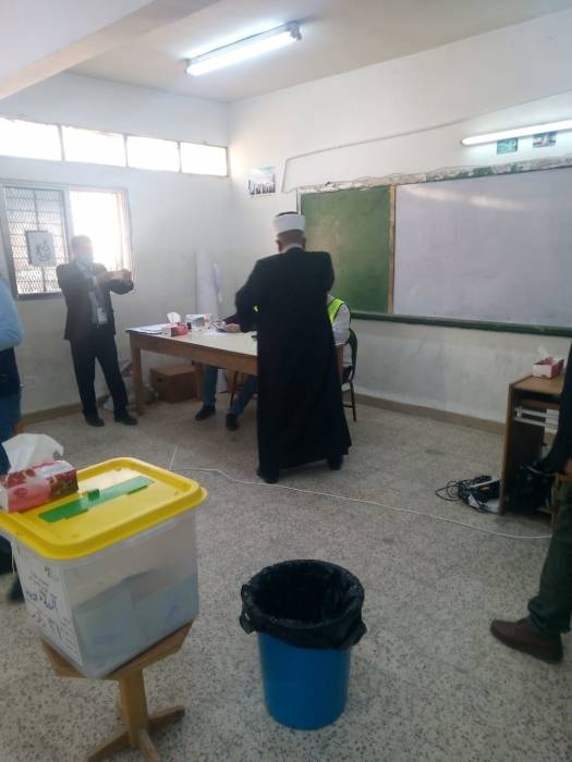 تتواصل عملية الاقتراع في لواء الموقر مع الالتزام بإجراءات الصحة السلامة العامّة