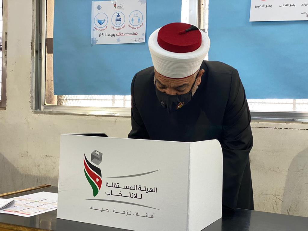 تتواصل عملية الاقتراع في لواء الموقر مع الالتزام بإجراءات الصحة السلامة العامّة