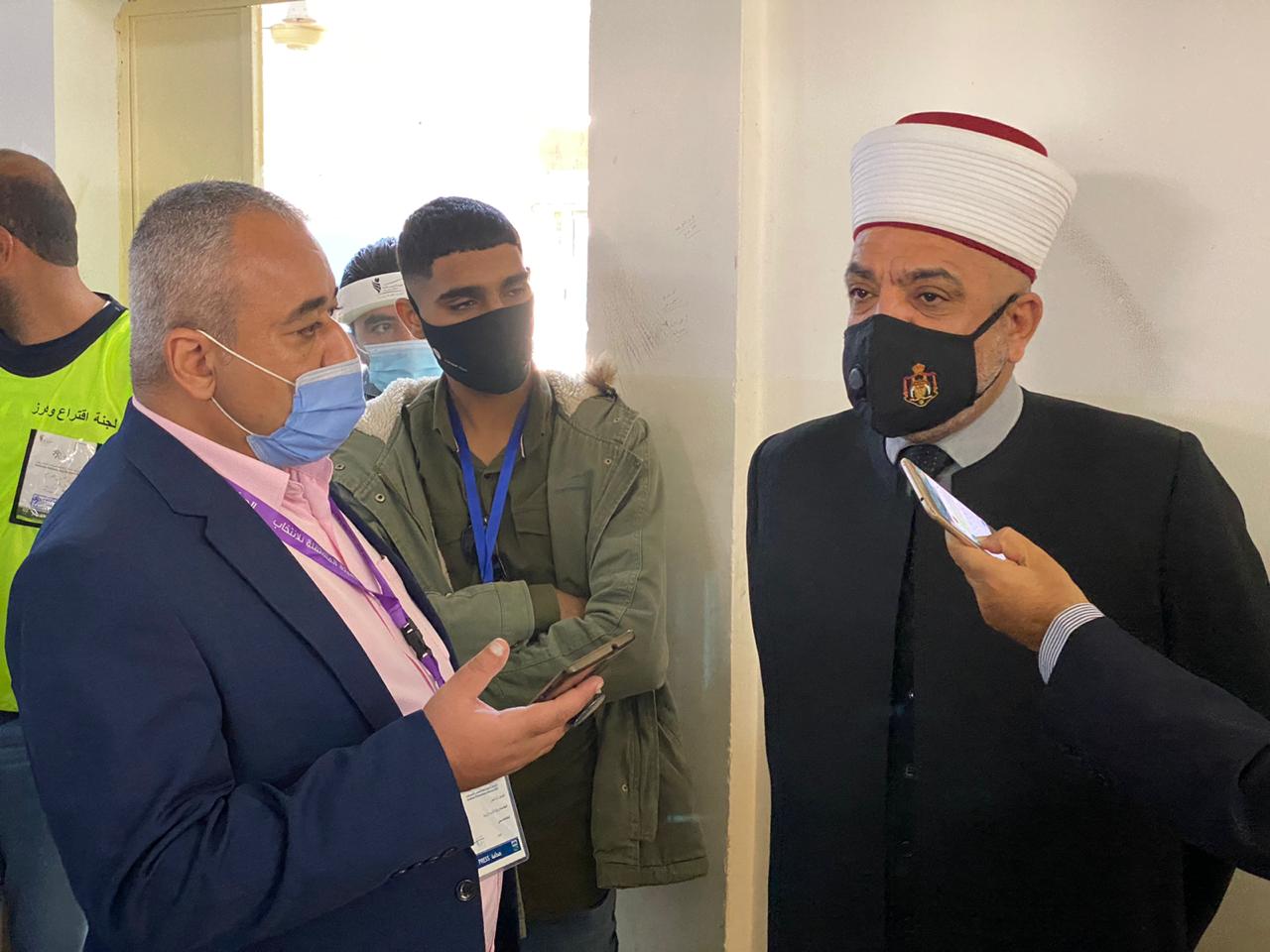 تتواصل عملية الاقتراع في لواء الموقر مع الالتزام بإجراءات الصحة السلامة العامّة