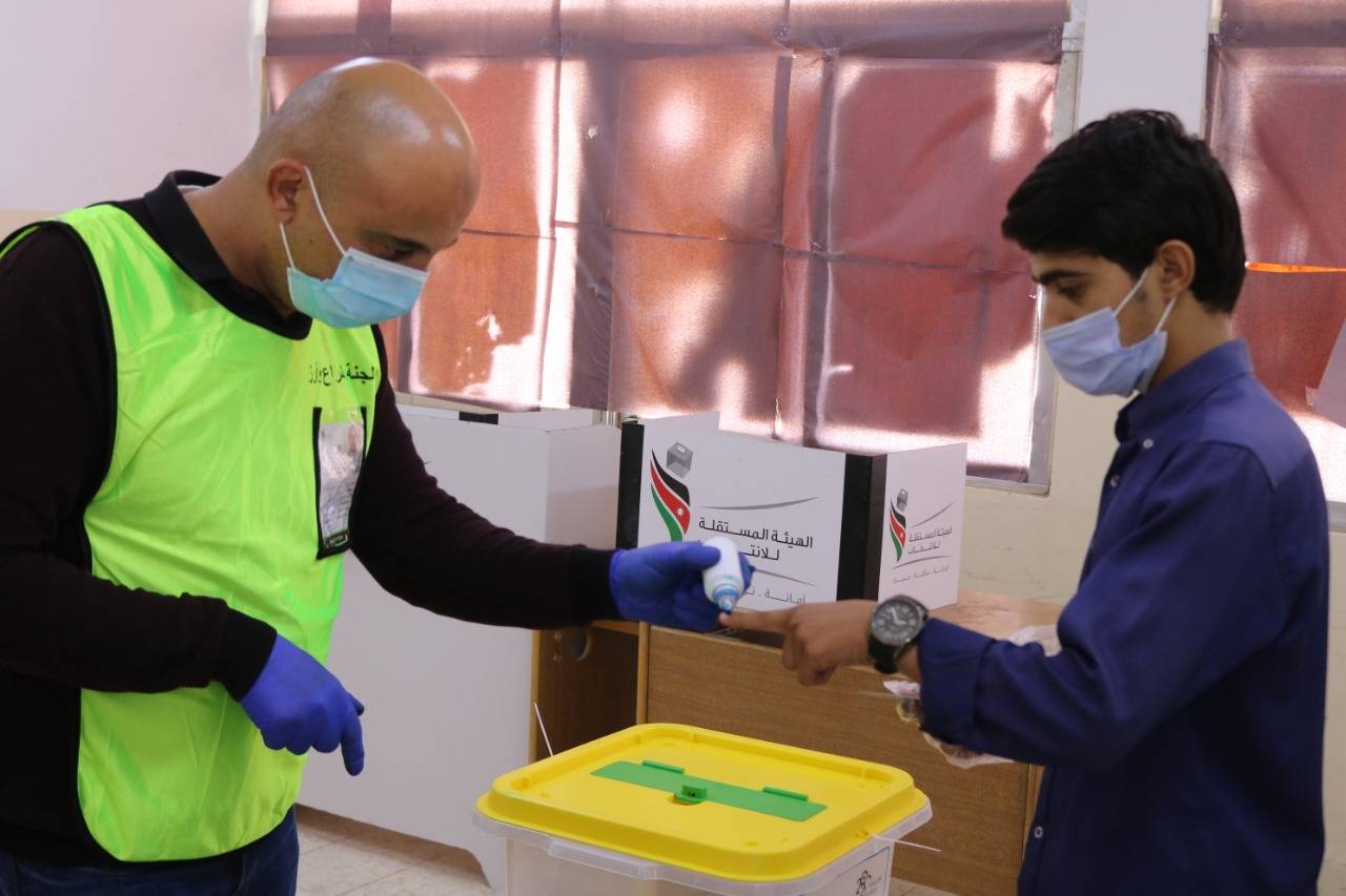 تتواصل عملية الاقتراع في لواء الموقر مع الالتزام بإجراءات الصحة السلامة العامّة