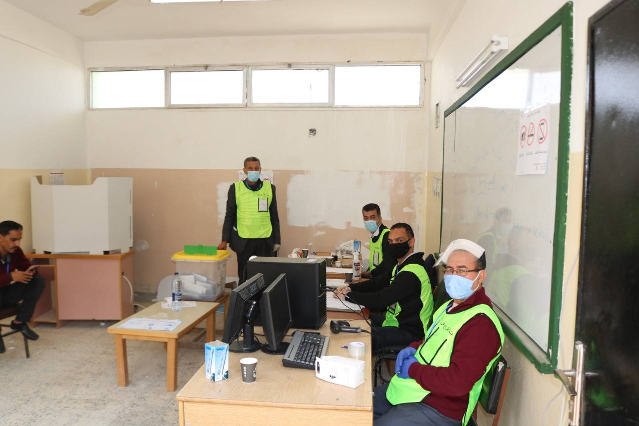 تتواصل عملية الاقتراع في لواء الموقر مع الالتزام بإجراءات الصحة السلامة العامّة