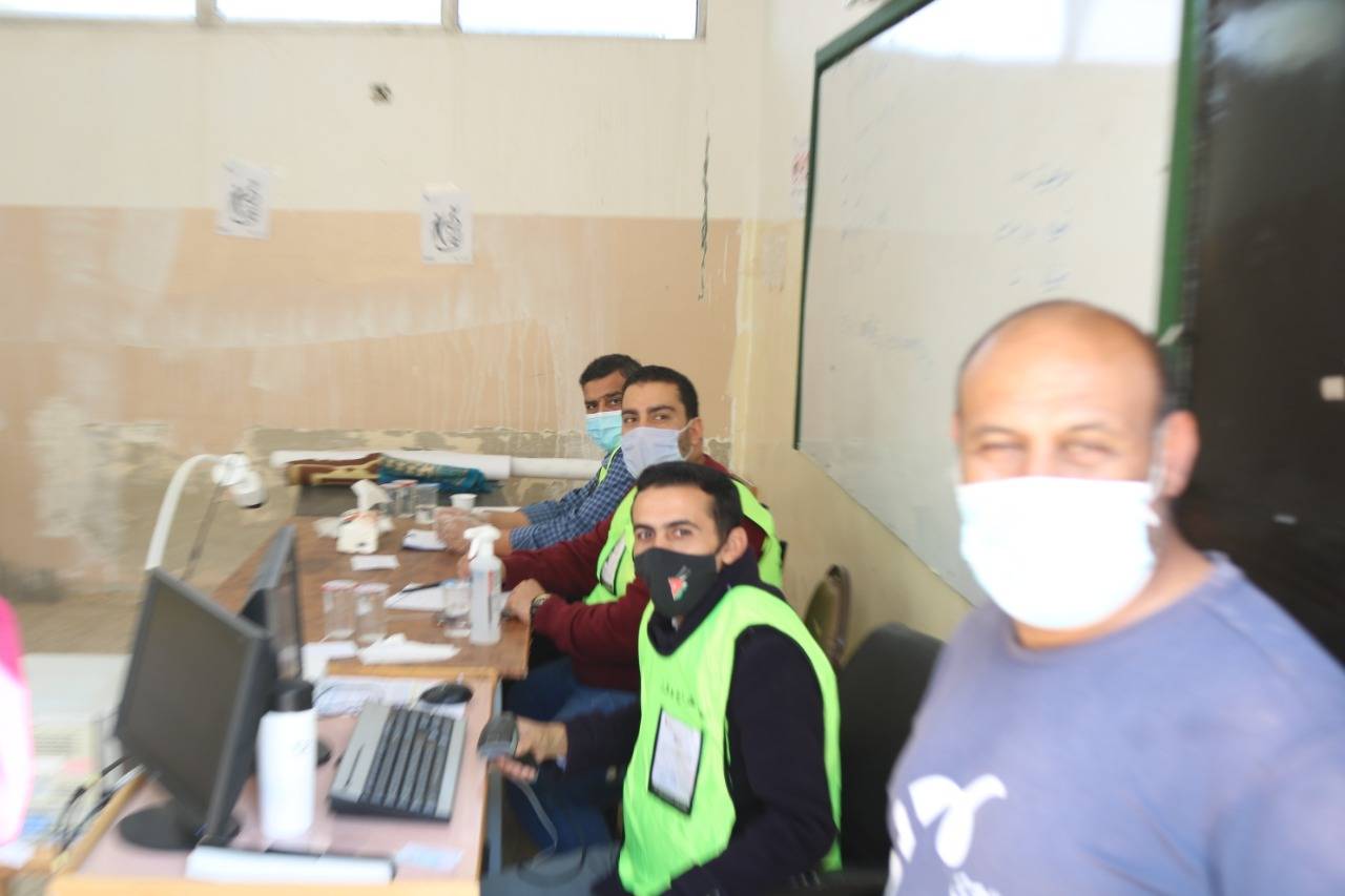 تتواصل عملية الاقتراع في لواء الموقر مع الالتزام بإجراءات الصحة السلامة العامّة