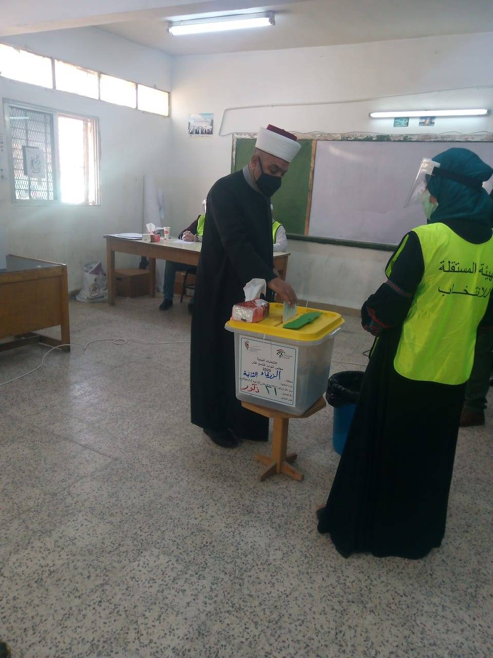 تتواصل عملية الاقتراع في لواء الموقر مع الالتزام بإجراءات الصحة السلامة العامّة