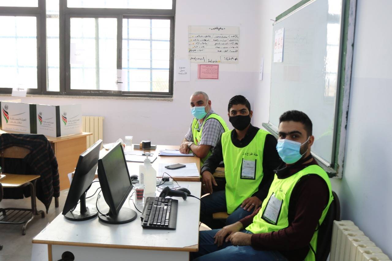 تتواصل عملية الاقتراع في لواء الموقر مع الالتزام بإجراءات الصحة السلامة العامّة