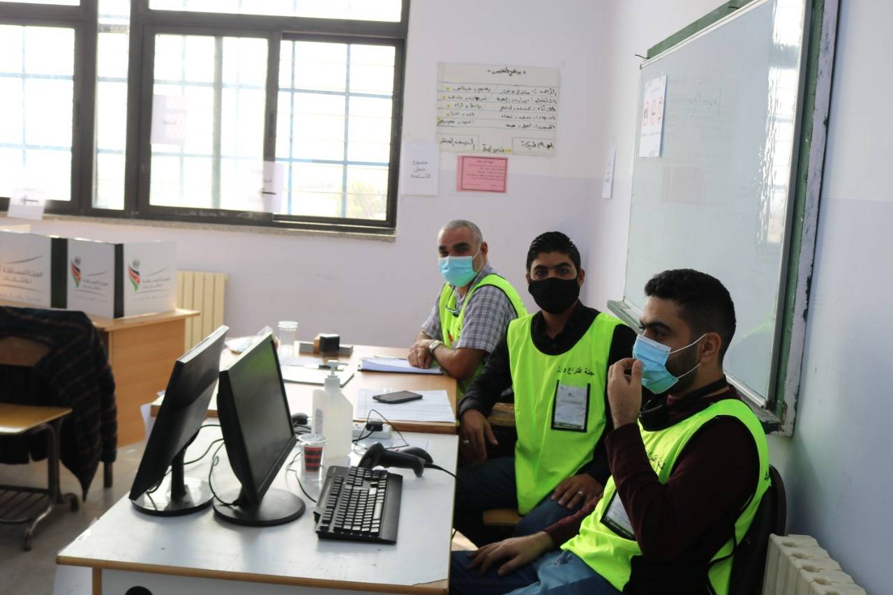 تتواصل عملية الاقتراع في لواء الموقر مع الالتزام بإجراءات الصحة السلامة العامّة