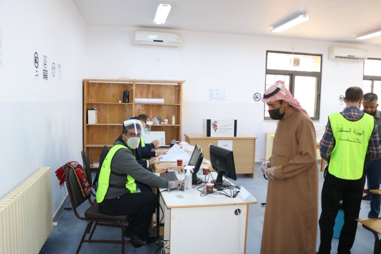 تتواصل عملية الاقتراع في لواء الموقر مع الالتزام بإجراءات الصحة السلامة العامّة