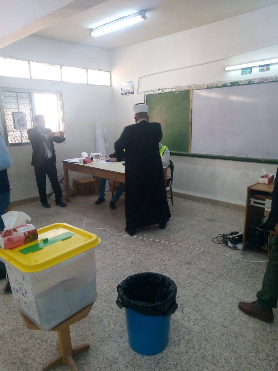 تتواصل عملية الاقتراع في لواء الموقر مع الالتزام بإجراءات الصحة السلامة العامّة