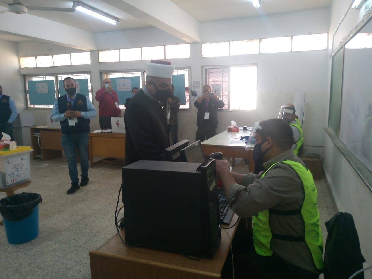 تتواصل عملية الاقتراع في لواء الموقر مع الالتزام بإجراءات الصحة السلامة العامّة