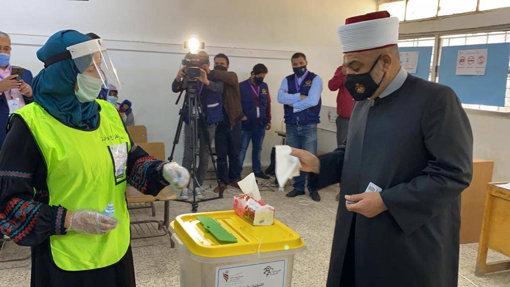 تتواصل عملية الاقتراع في لواء الموقر مع الالتزام بإجراءات الصحة السلامة العامّة