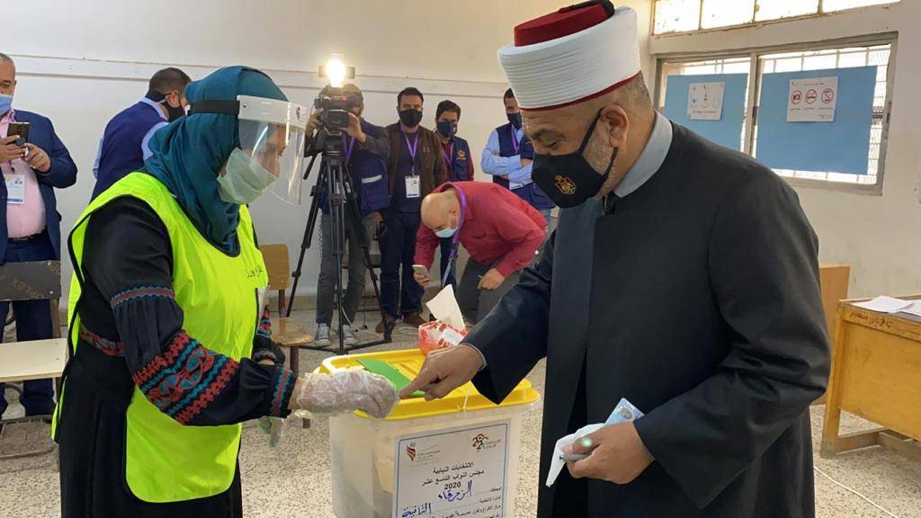 تتواصل عملية الاقتراع في لواء الموقر مع الالتزام بإجراءات الصحة السلامة العامّة