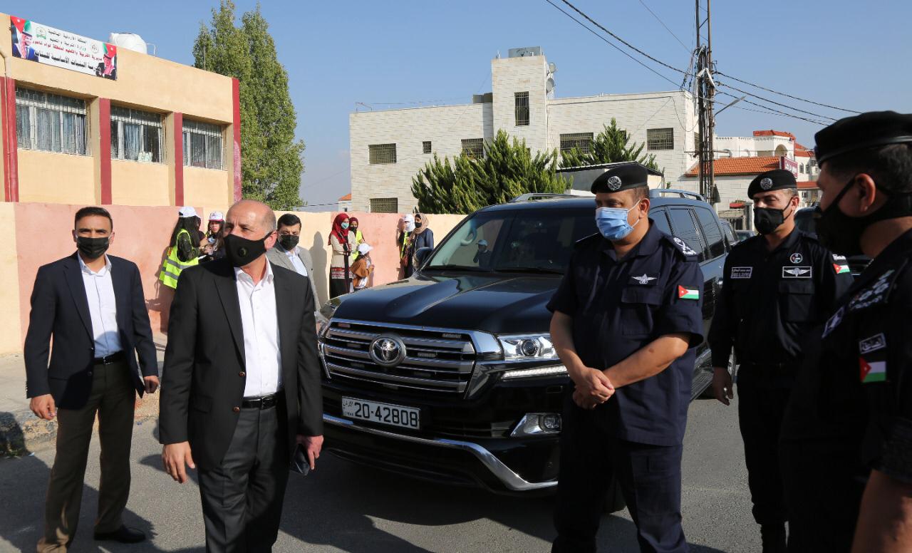 وزير الداخلية ومدير الأمن العام يطمئنان على سير الإجراءات الأمنية أمام عدد من مراكز الاقتراع