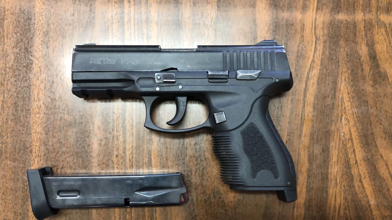 الامن الوقائي يضبط والد طفل سمح له باطلاق عيارات نارية في الهاشمية بمحافظة الزرقاء ويضبطون السلاح الناري المستخدم 