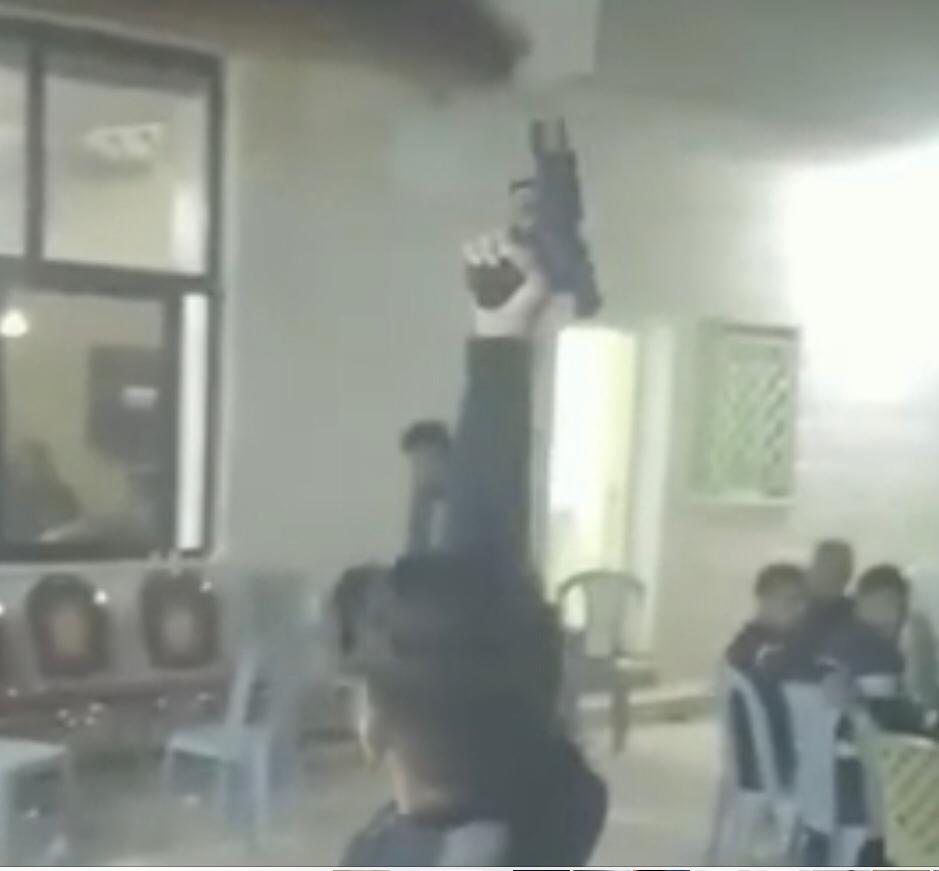 الامن الوقائي يضبط والد طفل سمح له باطلاق عيارات نارية في الهاشمية بمحافظة الزرقاء ويضبطون السلاح الناري المستخدم 