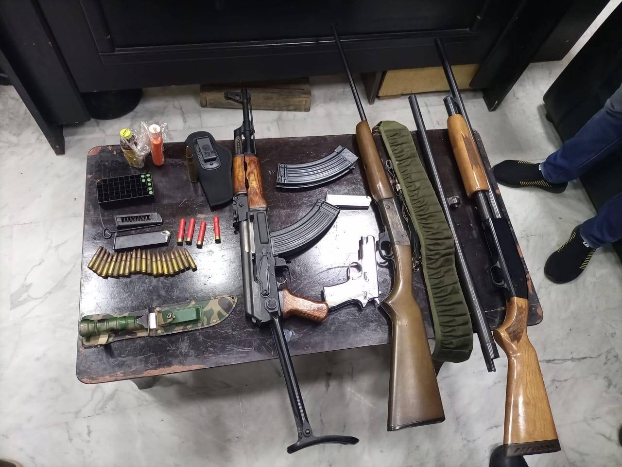 تفتيش منزلين في العاصمة والبادية الوسطى وضبط خمسة اسلحة نارية منها سلاحين اوتوماتيكيين 