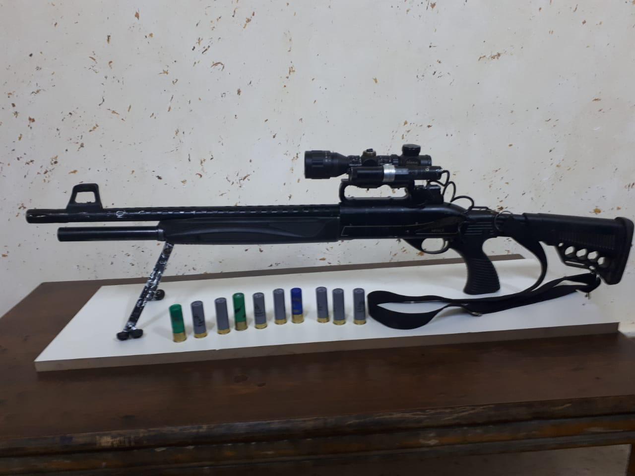 تفتيش منزلين في العاصمة والبادية الوسطى وضبط خمسة اسلحة نارية منها سلاحين اوتوماتيكيين 