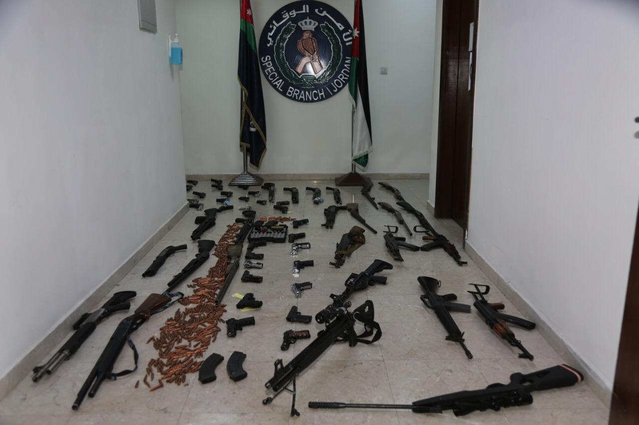 الامن العام: ارتفاع عدد الاسلحة المضبوطة  الى 98 قطعة منذ انتهاء عملية الاقتراع.. صور وفيديو 