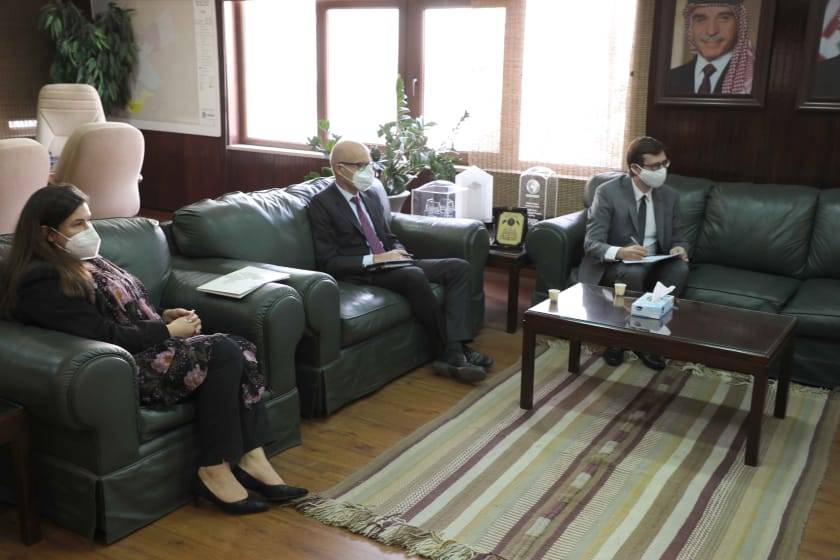 وزير المياه والري والمستشار في السفارة الالمانية يبحثان عدة مشاريع مائية للاعوام الخمس القادمة   