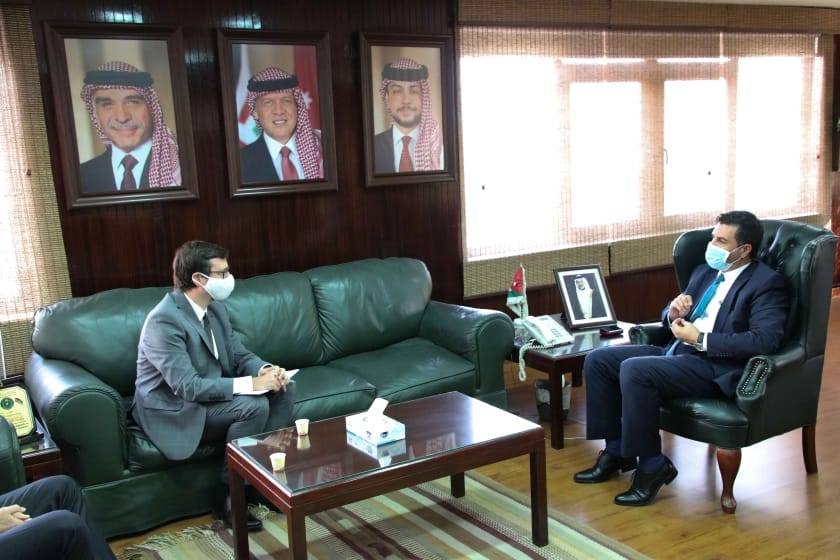 وزير المياه والري والمستشار في السفارة الالمانية يبحثان عدة مشاريع مائية للاعوام الخمس القادمة   