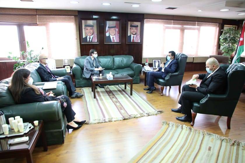 وزير المياه والري والمستشار في السفارة الالمانية يبحثان عدة مشاريع مائية للاعوام الخمس القادمة   