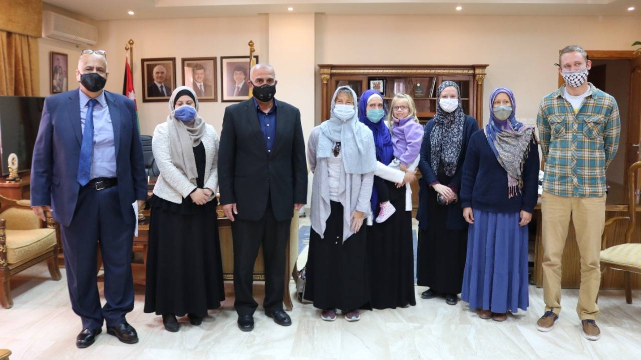 جامعة الحسين بن طلال تستضيف وفد من المتطوعين في مجال التعليم والخدمات الإجتماعية.